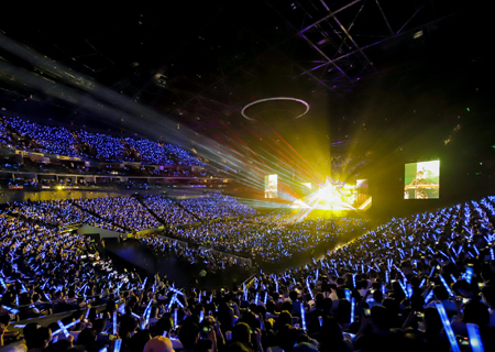 PG国际LED透明屏闪耀伍佰ROCK STAR上海演唱会！