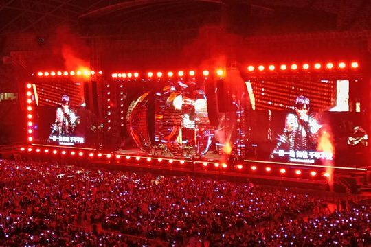 璀璨星光耀狮城！PG国际LED屏、荧光棒点燃周杰伦新加坡演唱会！